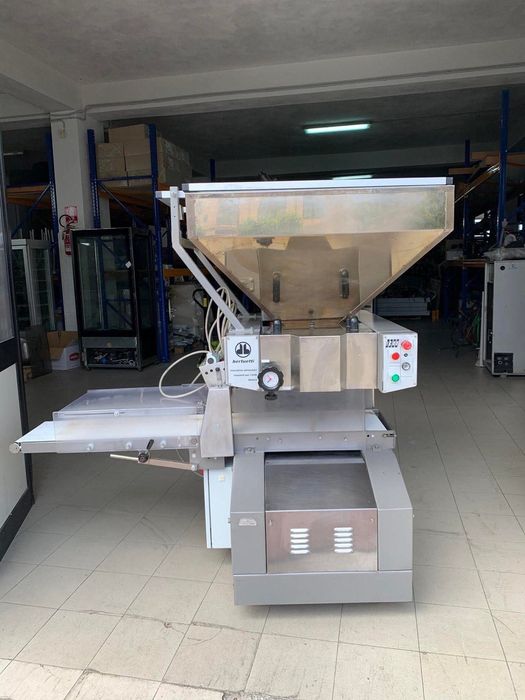 Тестоделител тегли по 2 топки тесто наведнъж