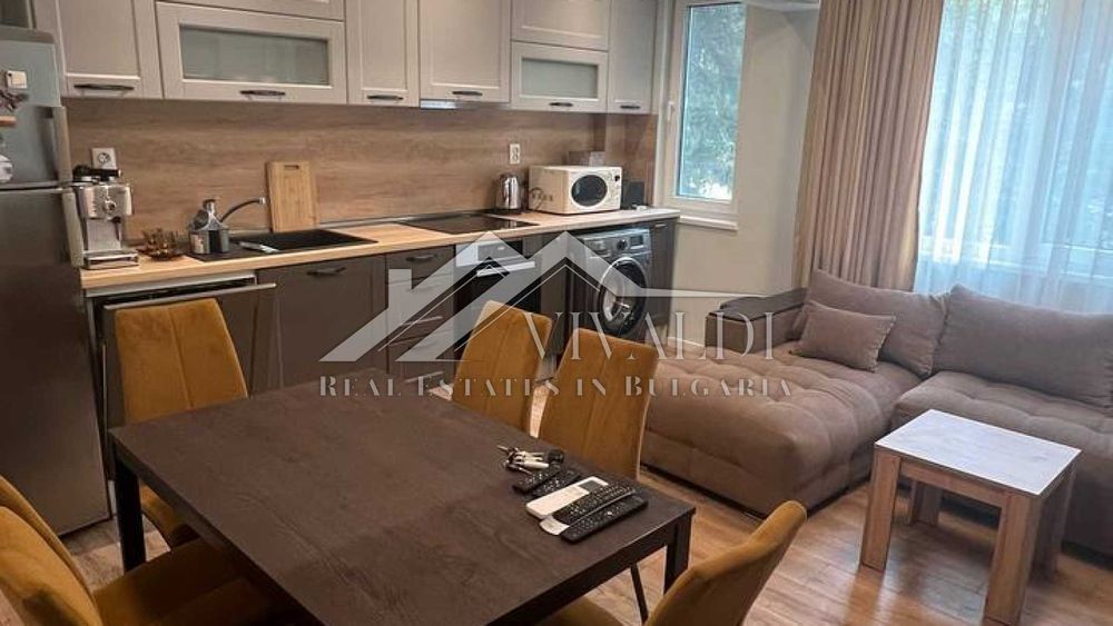 Дава се под наем Тристаен апартамент в Варна, Център - 100 кв.м за 850 € - Снимка #2