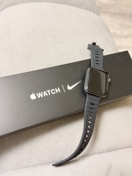 Продам часы apple watch 44 mm SE (Nike)
