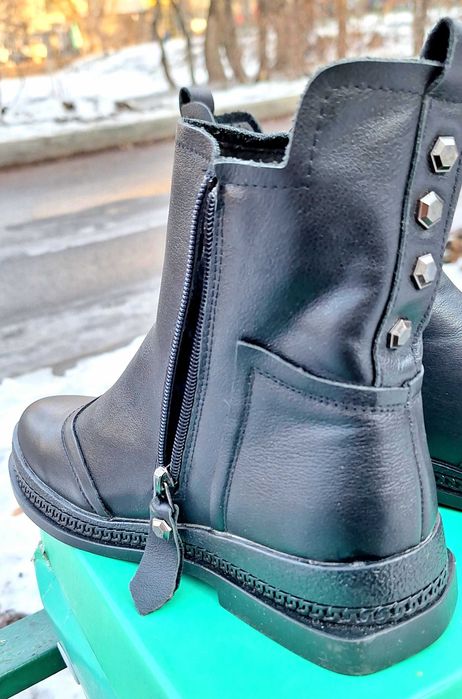 Продам зимние женские ботинки