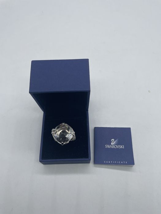 Vand inel Swarovski original cu certificat.