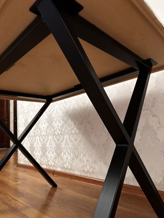 Стол из искуственного камня