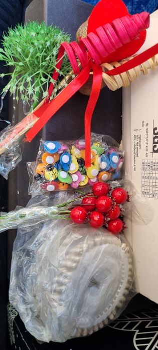 Vând globuri cutii flori și accesorii