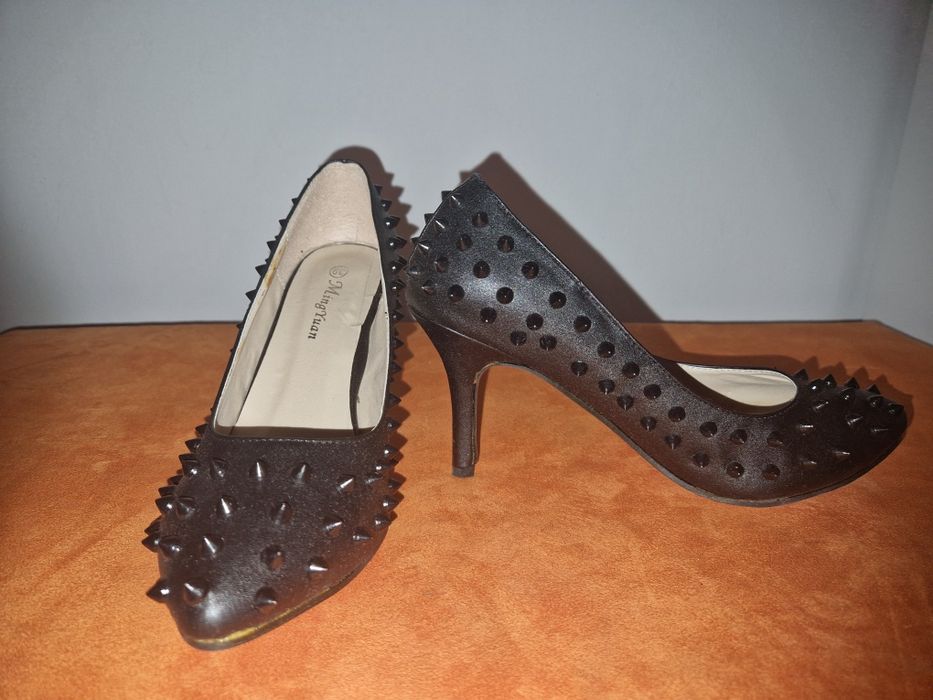 Дамски обувки 39 с токчета, черни с червена подметка, чисто нови