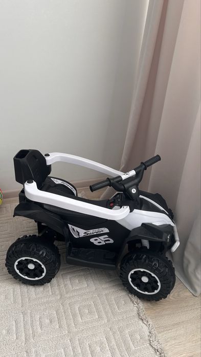 Продам машинку детскую