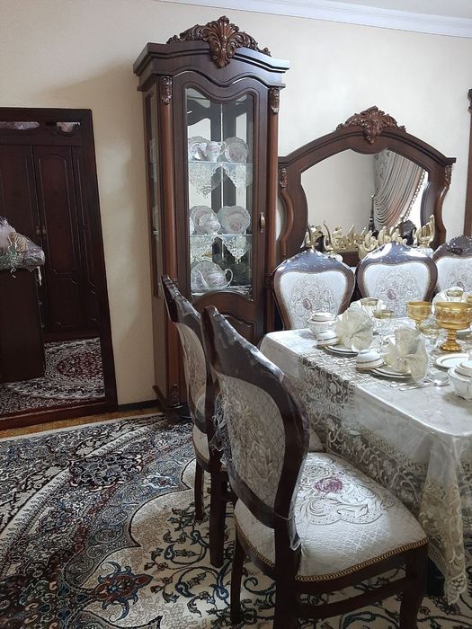 12tali stul  stol  shkaf kamod va 2ta pinal sotiladi holati yangi 6oy