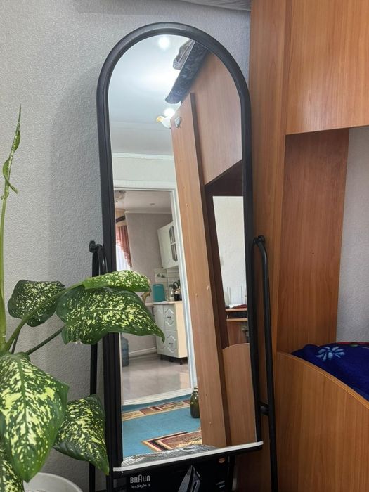 Продам кровать,компьютерный столик и зеркало