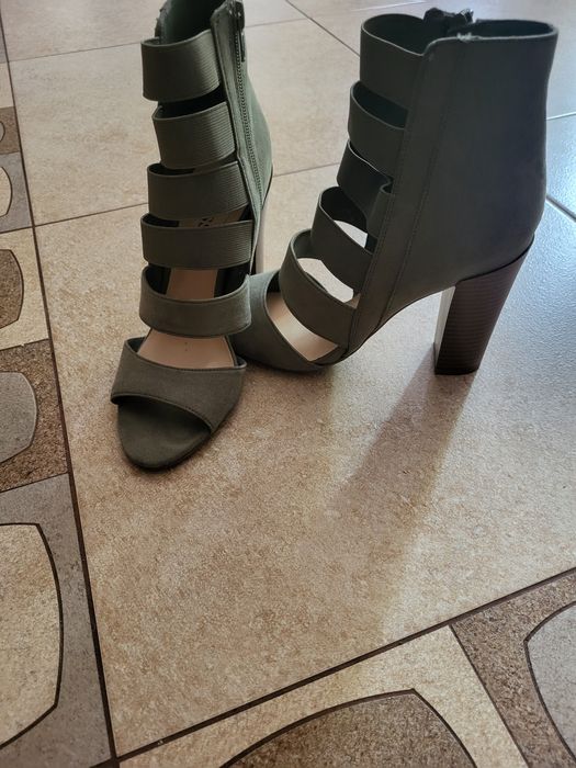 Sandale Guess purtate o singura data