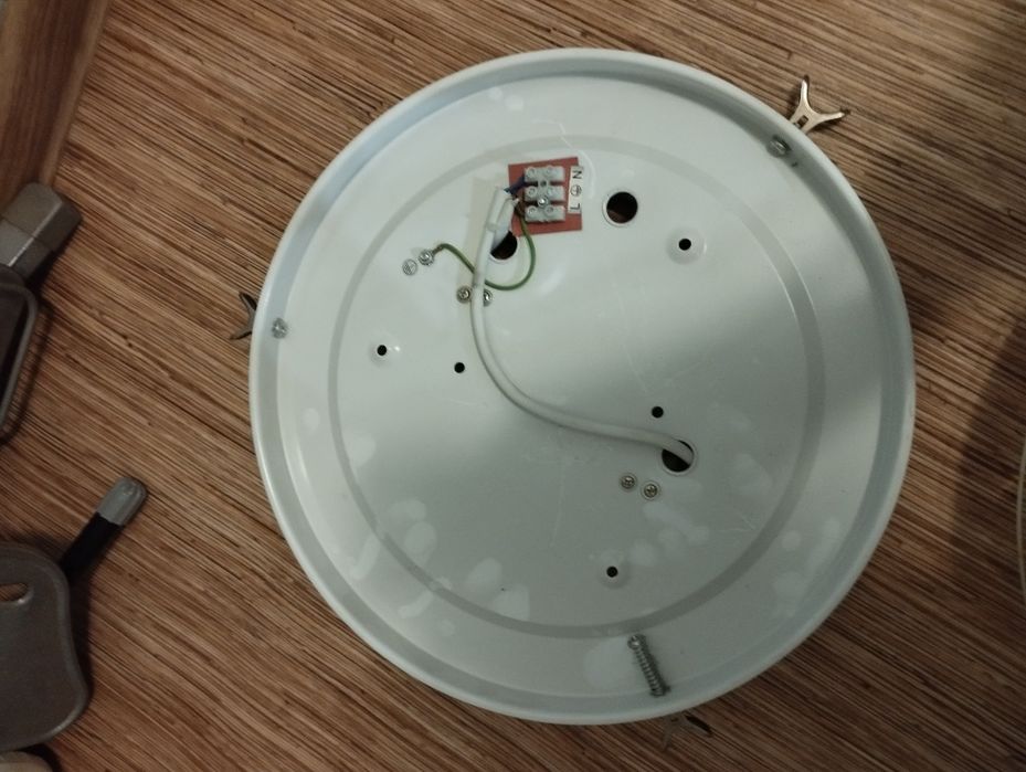 Продам светильник потолочный