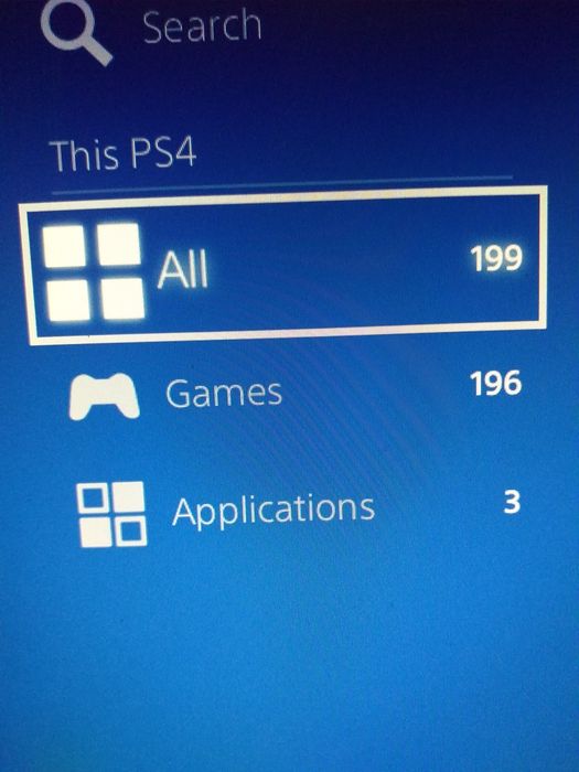 Vand consola Playstation 4 modat 12.00 /Are 200 jocuri deja instalate