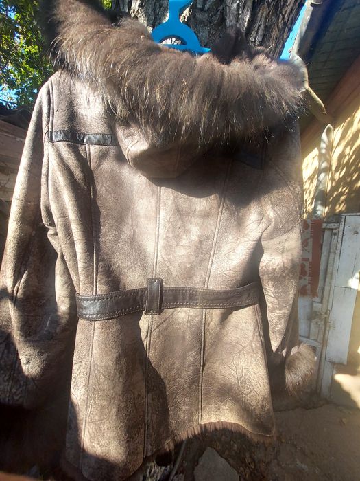 Vând doua hanorace și două haine de damă