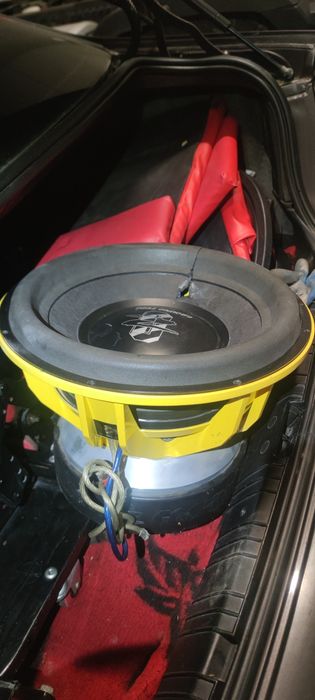 Subwoofer auto de mare putere 6000w 10000w putere cu membrana defectă, a căzut o scândură pe el. Difuzor și încă un subwoofer de 800-1000w perfect fun