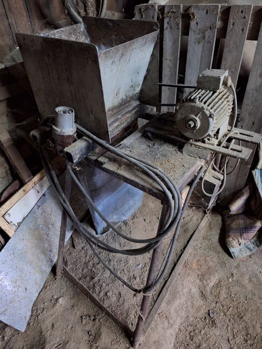 Mașină de tocat mere  cu cos de inox și motor trifazic.