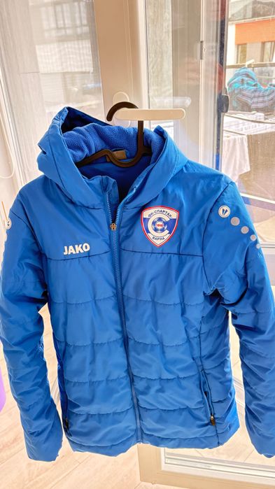 Продавам зимно яке размер 164