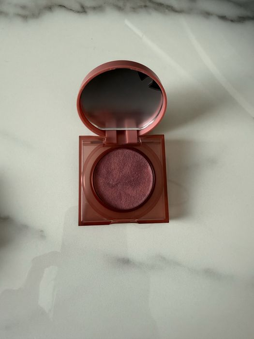 Нова пудра Huda Beauty Glowish