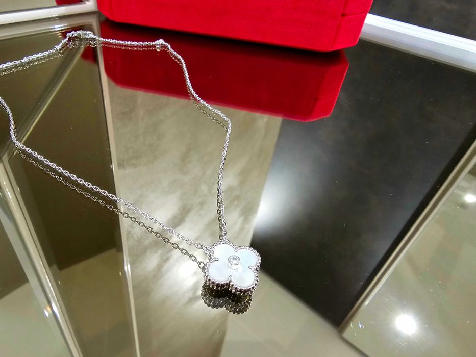 Van Cleef & Arpels VCA Silver Mother Pearl Diamond Clover Дамско Колие