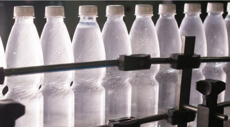 Лёд в пластиковых бутылках