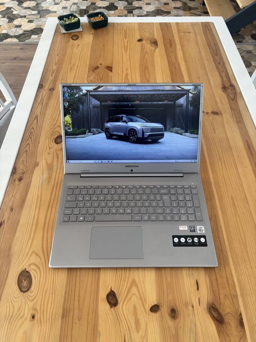 Medion 17,3• procesor i5 generatia 10• 12gb ram DDR4• SSD