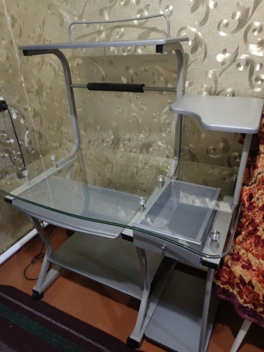 Компьютерный стол стеклянный