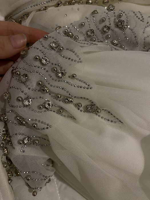 Белое платье со стразами
