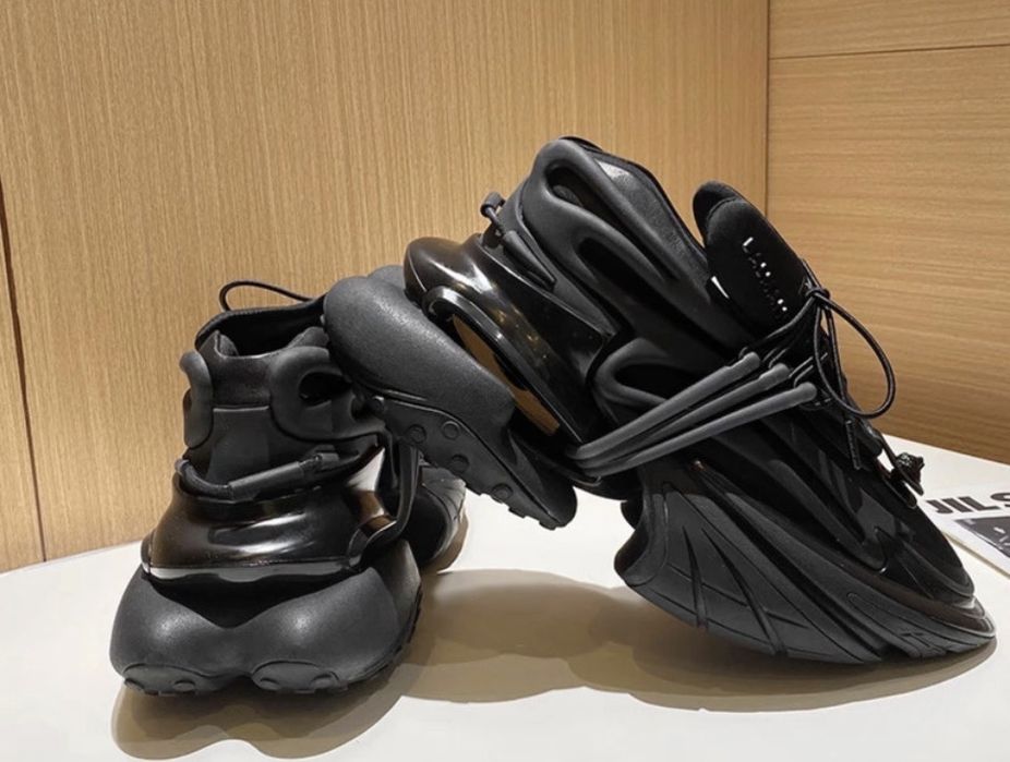 3 perechi de Balmain Unicorn 1 bucata 1200 lei