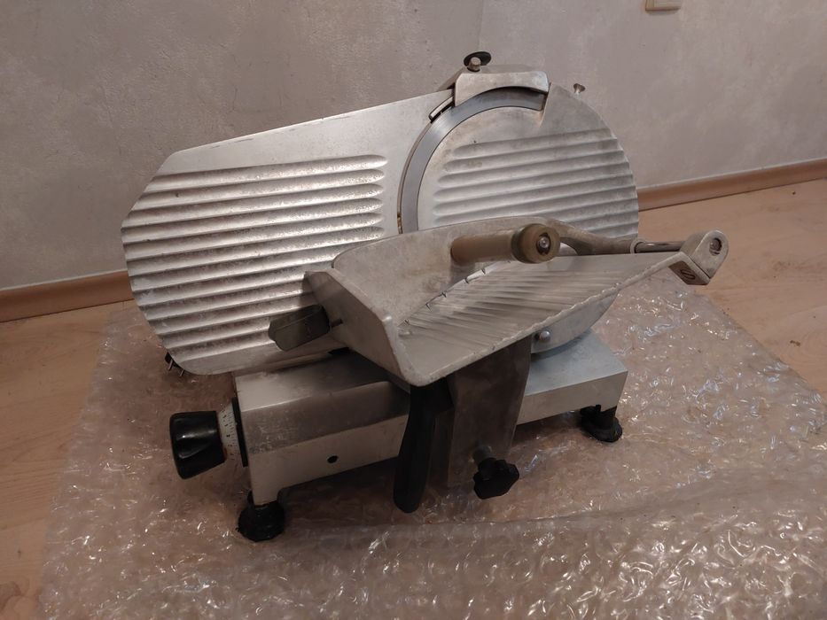 Колбасорезачка OMS Италия, 30 см нож
Работи перфектно, супер запазено