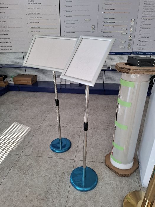 Info doska, alyumin ramkali stoyka