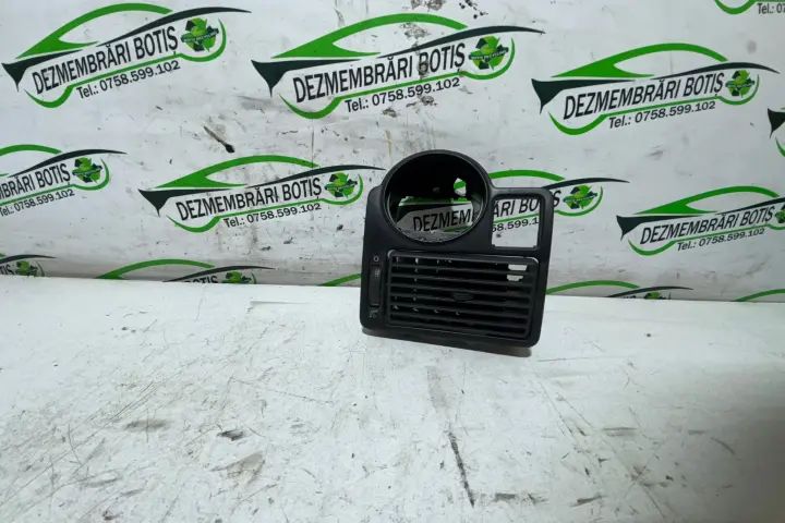 Grila ventilatie bord stanga Volkswagen VW Golf 2004