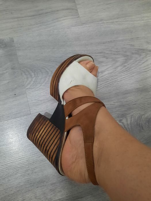 Продам белые босоножки