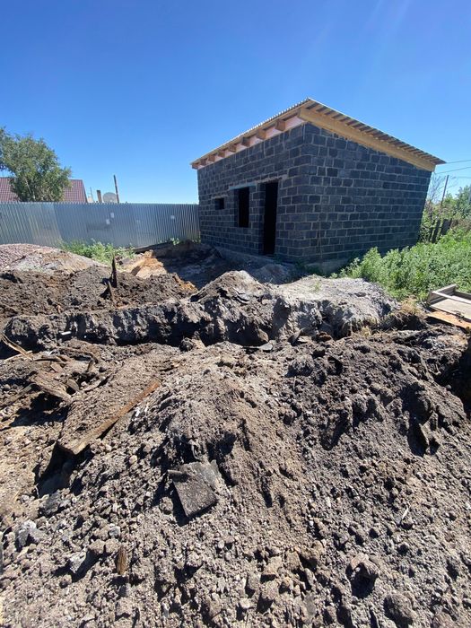 Участок с постройкой