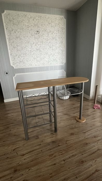 Продается барный столик с 2 стульями