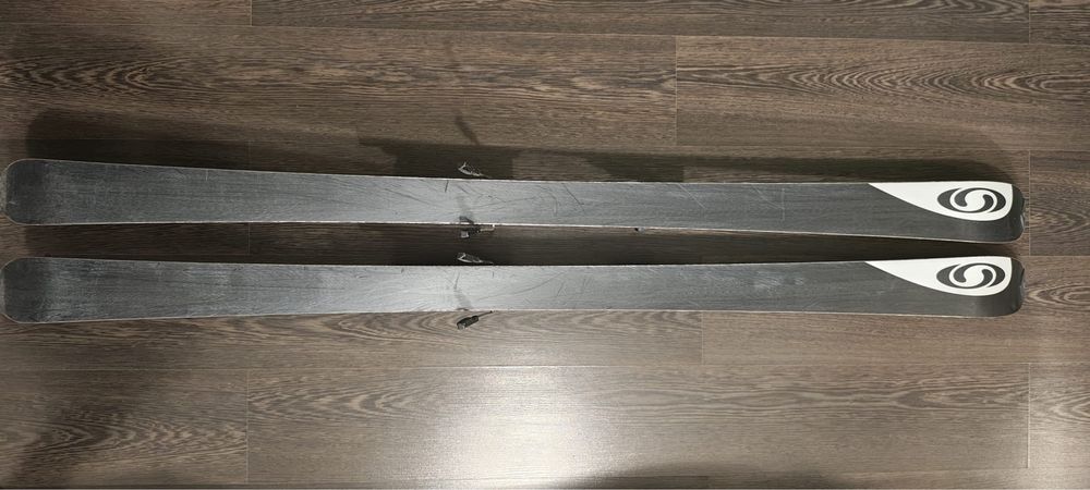 Vând echipament schi Salomon.