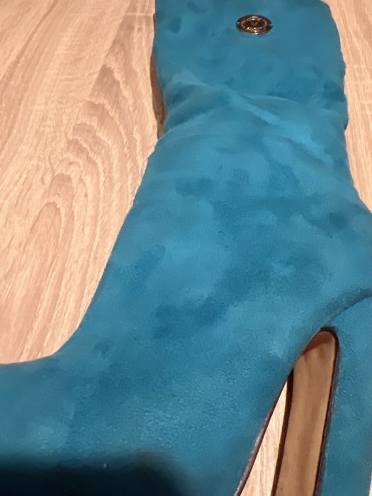 Сини велурени ботуши на ток