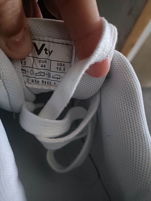 Vând adidași mărime mare