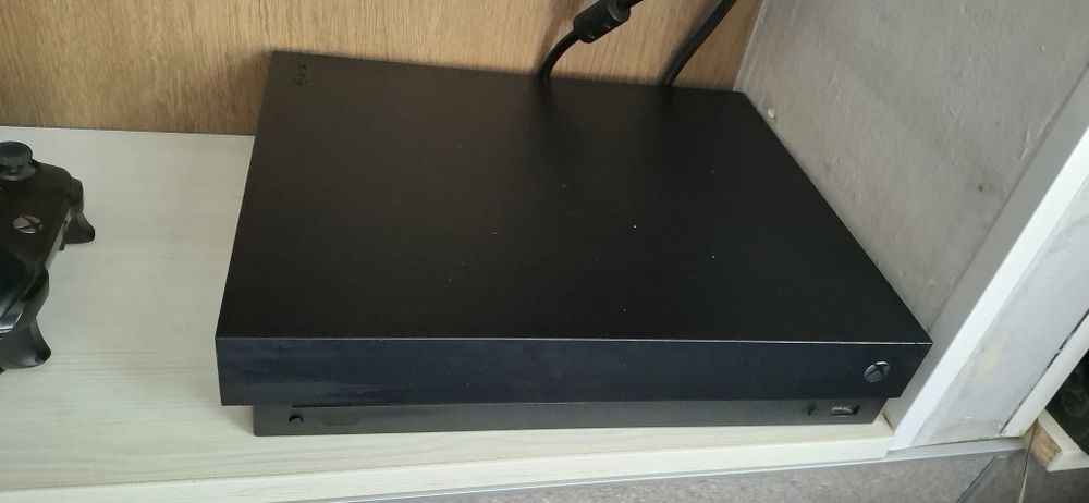Продам Xbox и два джостика
