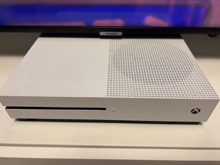 XBOX ONE S  500 GB + Controller