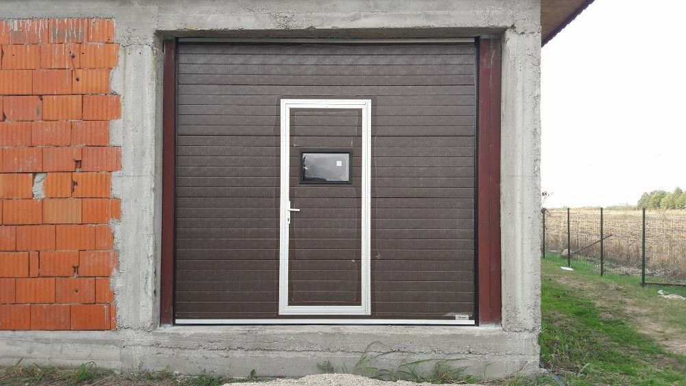 Usa de garaj sectionala izolata cu usa pietonala inclusa