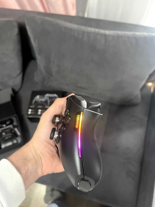 Гейминг Контролер Manba 1, Геймърски Контролер с RGB осветление и станция за зареждане - Чисто Нов