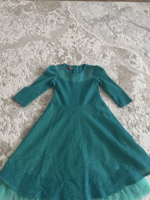 Продам нарядное платье для девочки