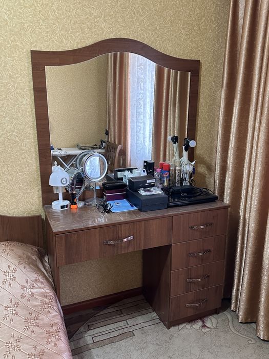 Продается ТРЮМО с большим зеркалом