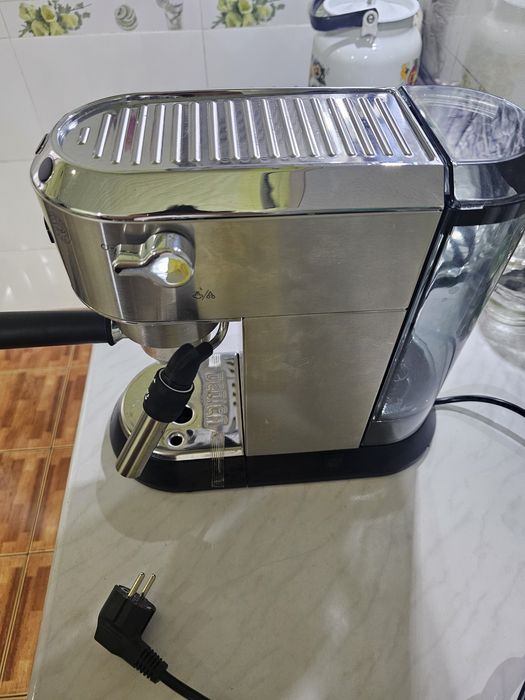 Рожковая кофеварка Delonghi EC685.M Dedica, 15 бар, капучинатор, 1.1л