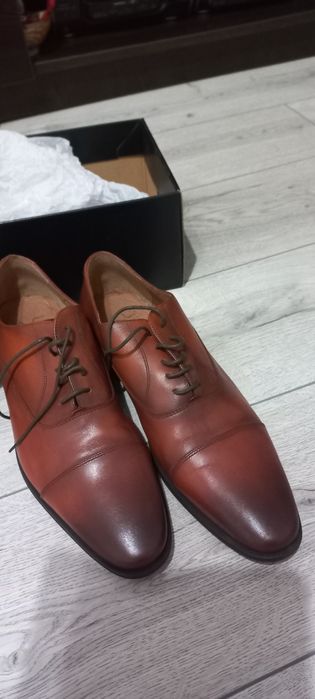 Pantofi de piele, noi, comozi și eleganți