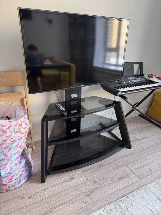 Стол стеклянный с кронштейном