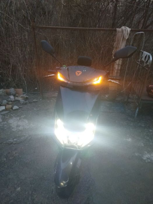 Skutr elektroni sotladi