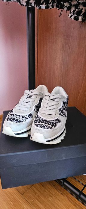 Сет сако от букле и сникърси на Zara