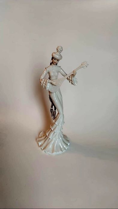 Статуэтка "Казашка с домброй ЭКСКЛЮЗИВ!