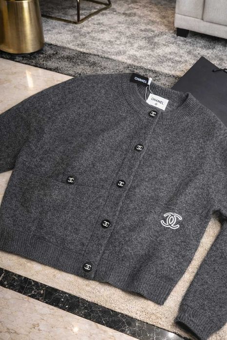 сива жилетка плетена шанел chanel блуза зимна есенна горница копчета