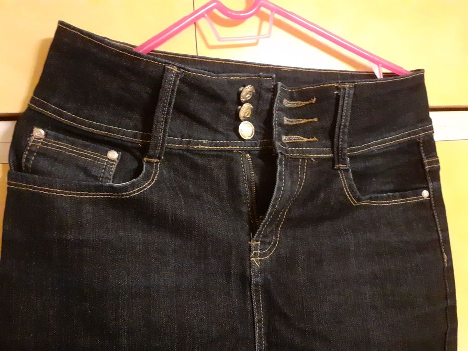 Fusta damă scurtă de de blugi mărimea 38 .M