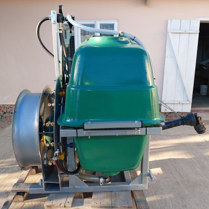 Masină stropit vie și livadă.