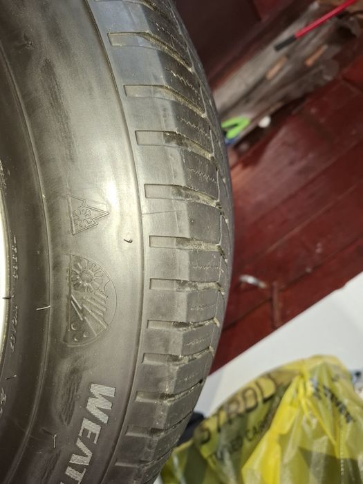 De vinzare 4roti audi q5 cu anvelope Bridgestone  M+S  in stare perfecta  pret, 520€